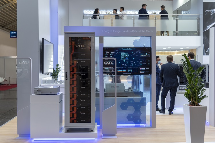 3 - 48100基站電箱(產(chǎn)品左)和UPS鋰電池柜EnerU(產(chǎn)品右).jpg