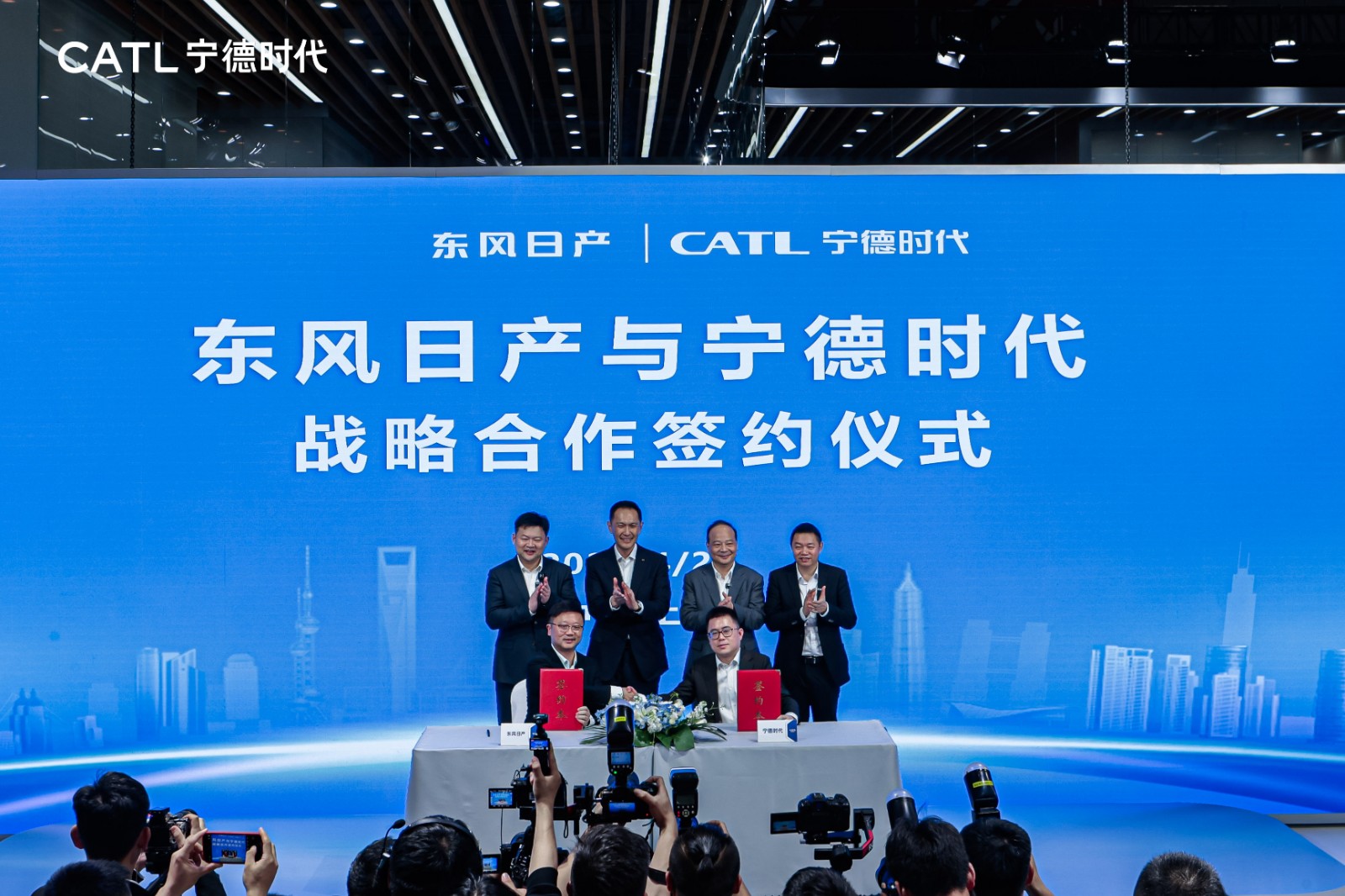 東風(fēng)日產(chǎn)簽約.JPG